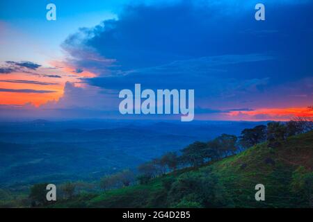 Panama paysage avec beau coucher de soleil avec ciel coloré et verdure dans les paysages vallonnés près d'Ola dans la province de cercle, République du Panama. Banque D'Images