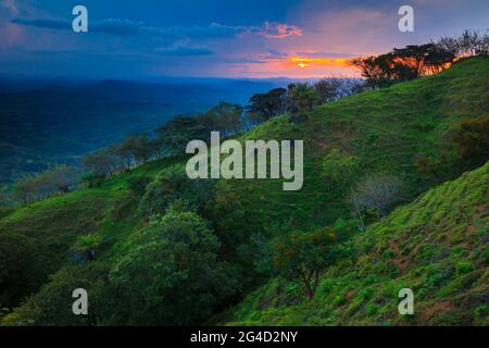 Panama paysage avec beau coucher de soleil avec ciel coloré et verdure dans les paysages vallonnés près d'Ola dans la province de cercle, République du Panama. Banque D'Images