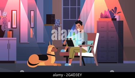 homme d'affaires surtravaillé indépendant regardant l'écran d'ordinateur portable homme avec chien travaillant dans la nuit sombre maison chambre Illustration de Vecteur
