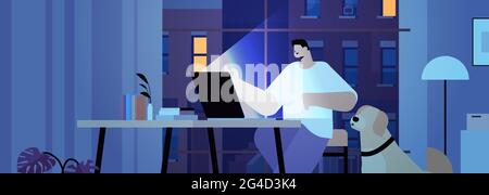 homme d'affaires surtravaillé indépendant regardant l'écran d'ordinateur portable homme assis sur le lieu de travail dans la nuit sombre maison Illustration de Vecteur