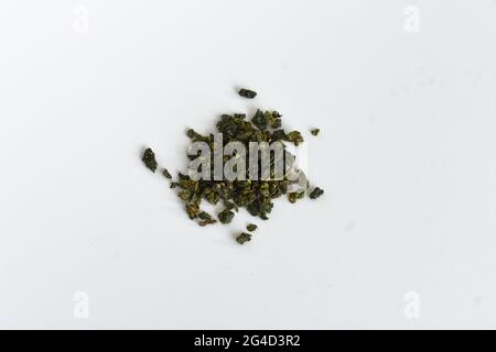 Feuilles de mûrier séchées sur fond blanc isolé Banque D'Images