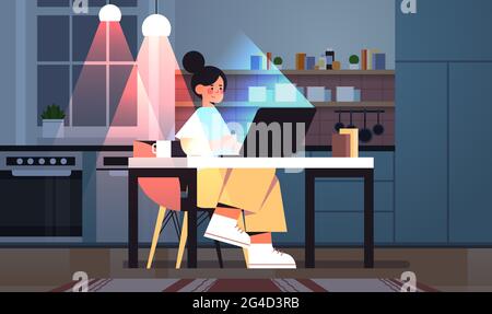 femme d'affaires surtravaillée indépendante regardant l'écran d'ordinateur portable femme assise sur le lieu de travail dans la nuit sombre chambre à la maison Illustration de Vecteur