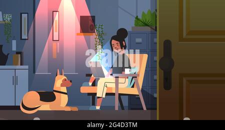 femme d'affaires surtravaillée pigiste regardant l'écran d'ordinateur portable femme avec chien travaillant dans la nuit sombre chambre à la maison Illustration de Vecteur