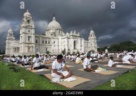 L'Inde célébrera la Journée internationale du yoga au 21 juin. Cette cérémonie est célébrée chaque année par le Gouvernement de l'Inde et l'Autorité commémorative de Victoria. Toutefois, cette année (2021) ce programme a été suspendu en raison de la pandémie de covid 19. Chaque année, beaucoup de gens se sont réunis ici pour faire du yoga. Sur ce que les gourous de YOG sont utilisés pour venir pour guider les gens au sujet du yoga. Les gens célèbrent cette journée avec beaucoup d'enthousiasme avec reflète clairement leur passion et leur amour envers le yoga. (Photo de Dipanjan Chakraborty/Pacific Press) Banque D'Images