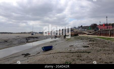Des bateaux de pêcheurs sont coincés sur la plage en période de marée basse à Leigh-on-Sea, au Royaume-Uni. Banque D'Images