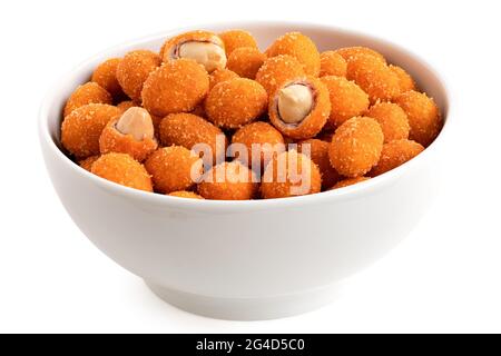 Arachides enrobées de paprika dans un bol en céramique blanc isolé sur blanc. Entier et avec croûte cassée. Banque D'Images