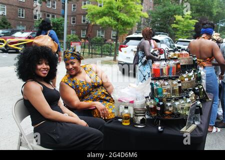 19 juin 2021, New York City, New York, États-Unis : Les protestations du passé ont cédé la place aux partis et à la joie à Harlem, à New York, alors que le dix-septième jour a été déclaré fête fédérale le 18 juin 2021, après que le président Joe Biden ait signé un projet de loi adopté par la Chambre et le Sénat le faisant. Le dix-septième juin est court pour le 19 juin, et marque le jour où l'esclavage a pris fin en Amérique.la Proclamation d'émancipation, qui a aboli l'esclavage, a été publiée par Abraham Lincoln le 1er janvier 1863, mais il a fallu jusqu'en 1865 pour que les derniers esclaves soient libérés. La communauté afro-américaine a célébré pour la première fois Banque D'Images