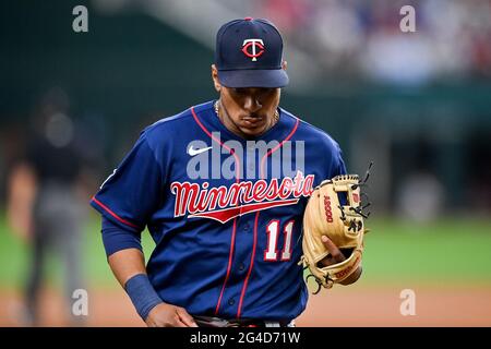 Arlington, Texas, États-Unis. 19 juin 2021. Minnesota Twins shortstop Jorge Polanco (11) pendant un match entre les Minnesota Twins et les Texas Rangers au Globe Life Field à Arlington, Texas.Manny Flores/Cal Sport Media/Alay Live News Banque D'Images