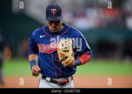 Arlington, Texas, États-Unis. 19 juin 2021. Minnesota Twins shortstop Jorge Polanco (11) pendant un match entre les Minnesota Twins et les Texas Rangers au Globe Life Field à Arlington, Texas.Manny Flores/Cal Sport Media/Alay Live News Banque D'Images