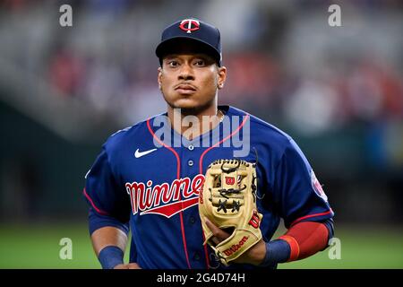 Arlington, Texas, États-Unis. 19 juin 2021. Minnesota Twins shortstop Jorge Polanco (11) pendant un match entre les Minnesota Twins et les Texas Rangers au Globe Life Field à Arlington, Texas.Manny Flores/Cal Sport Media/Alay Live News Banque D'Images