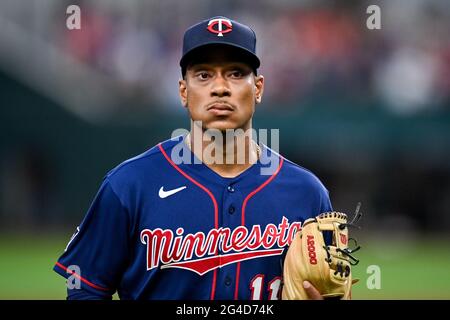 Arlington, Texas, États-Unis. 19 juin 2021. Minnesota Twins shortstop Jorge Polanco (11) pendant un match entre les Minnesota Twins et les Texas Rangers au Globe Life Field à Arlington, Texas.Manny Flores/Cal Sport Media/Alay Live News Banque D'Images