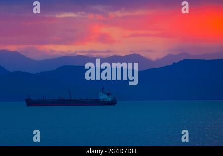 Navire de transport au coucher du soleil dans la baie d'Avacha sur le Péninsule de Kamchatka Banque D'Images