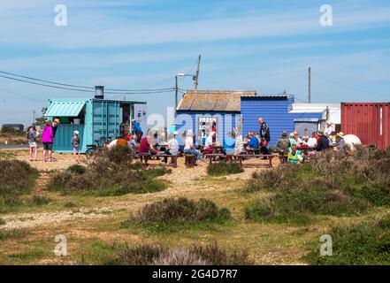 Le snack Shack at Dungeness Fish Hut sert des en-cas de poisson pêchés localement sur la plage de galets. Banque D'Images