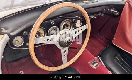 Bordeaux , Aquitaine France - 12 25 2020 : intérieur rouge Triumph TR et volant en bois de voiture rétro oldimer décapotable Banque D'Images