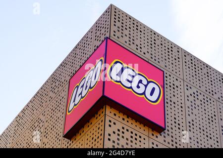 Bordeaux , Aquitaine France - 12 25 2020 : logo de la marque lego et texte du signe avant de l'imagination Centre Store pour enfants jouets Banque D'Images