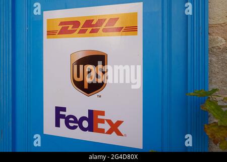 Bordeaux , Aquitaine France - 12 25 2020 : logo et texte de signature FedEx dhl et ups sur l'agence de vente au mur de la livraison mondiale de messagerie Banque D'Images