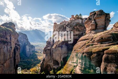 Le monastère de Varlaam à Meteora, Grèce. Paysage pittoresque avec la ville de Kalabaka en arrière-plan. Banque D'Images