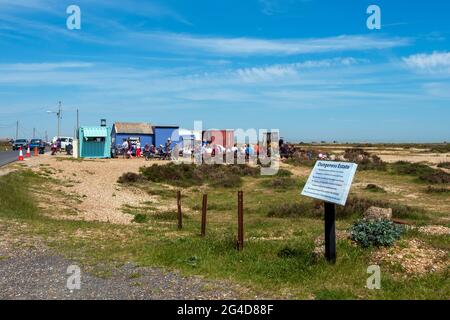 Le snack Shack at Dungeness Fish Hut sert des en-cas de poisson pêchés localement sur la plage de galets. Banque D'Images