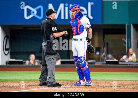 Arlington, Texas, États-Unis. 19 juin 2021. Texas Rangers Catcher Jose Trevino (23) pendant un match entre les Twins du Minnesota et les Texas Rangers au Globe Life Field à Arlington, Texas.Manny Flores/Cal Sport Media/Alay Live News Banque D'Images