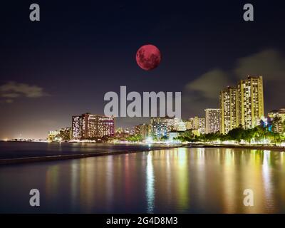 Vue panoramique de nuit sur la plage de Patong Phuket Thaïlande. De belles lumières qui brillent sur la baie depuis les stations balnéaires et les hôtels. Eaux douces et claires. Lampes au néon Banque D'Images