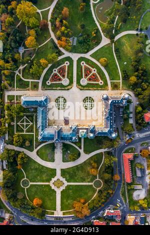 Keszthely, Hongrie - vue aérienne de haut en bas de Keszthely avec le célèbre palais des Festétiques (Festetics Kastely) et le jardin depuis le haut au coucher du soleil Banque D'Images