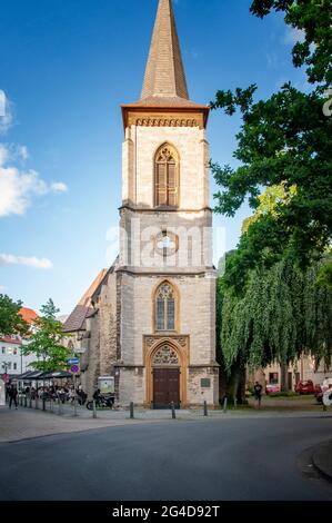 BIELEFELD, ALLEMAGNE. 12 JUIN 2021. Belle vue sur la petite ville allemande avec une architecture typique. La cathédrale sonne sur la place. Banque D'Images