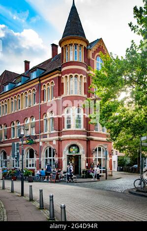 BIELEFELD, ALLEMAGNE. 12 JUIN 2021. Belle vue sur la petite ville allemande avec une architecture typique. Restaurants dans la rue. Banque D'Images