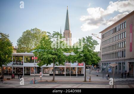 BIELEFELD, ALLEMAGNE. 12 JUIN 2021. Belle vue sur la petite ville allemande avec une architecture typique. Restaurants dans la rue. Banque D'Images