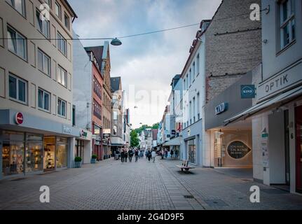 BIELEFELD, ALLEMAGNE. 12 JUIN 2021. Belle vue sur la petite ville allemande avec une architecture typique. Restaurants dans la rue. Banque D'Images