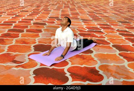 New Delhi. 21 juin 2021. Un homme fait du yoga à Red fort à Delhi, en Inde, le 21 juin 2021, la Journée internationale du yoga. Credit: Partha Sarkar/Xinhua/Alamy Live News Banque D'Images