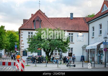 BIELEFELD, ALLEMAGNE. 12 JUIN 2021. Brasserie Joh Albrecht. Belle vue sur la petite ville allemande avec une architecture typique. Banque D'Images