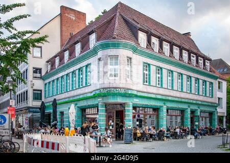 BIELEFELD, ALLEMAGNE. 12 JUIN 2021. Café historique Kachelhaus avec des gens qui profitent du soleil. Belle vue sur la petite ville allemande avec un architecte typique Banque D'Images