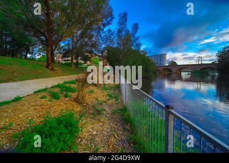 Cuisine la rivière à Canterbury Sydney Australie lors d'un magnifique coucher de soleil après-midi. Des nuages doux et moelleux reflétant des arbres luxuriants et verts Banque D'Images