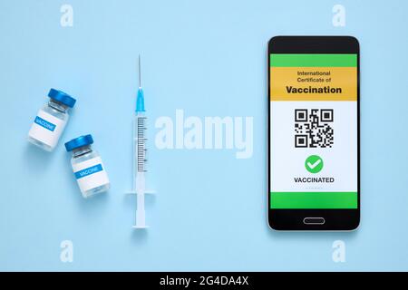 Concept de certificat de vaccination contre le coronavirus ou de passeport vaccinal pour les voyageurs. Certificat numérique, preuve d'immunisation contre le coronavirus. Vue de dessus. Banque D'Images