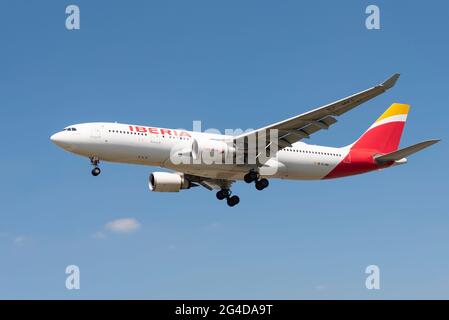 L'avion à réaction Iberia Airbus A330 EC-MKI débarque en finale à l'aéroport de Londres Heathrow, au Royaume-Uni. Iberia, Líneas Aéreas de España, S.A. Operadora Banque D'Images