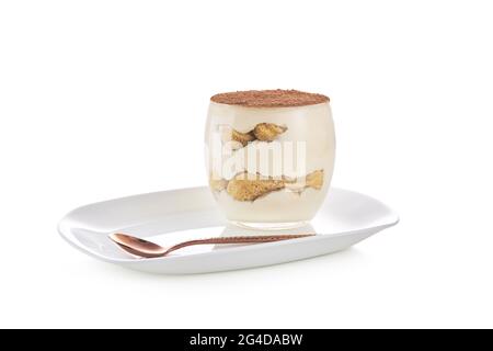 Tiramisu dessert classique dans un verre. Isoler sur un fond blanc. Banque D'Images