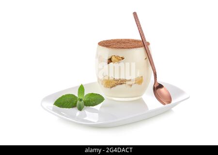 Tiramisu dessert classique dans un verre. Isoler sur un fond blanc. Banque D'Images