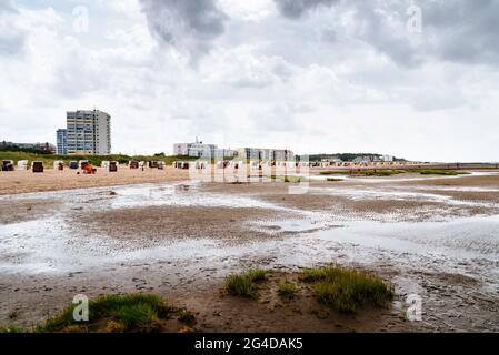 La plage de Cuxhaven à marée basse. La mer des Wadden est une zone intertidale dans la partie sud-est de la mer du Nord formant un plan d'eau peu profond avec Banque D'Images