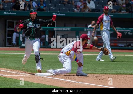 Non exclusif: MEXICO, MEXIQUE - JUIN 20: Michael Wing #24 de l'équipe de Mexico est étiqueté dans la deuxième base pendant le match d'exposition entre le VE Banque D'Images