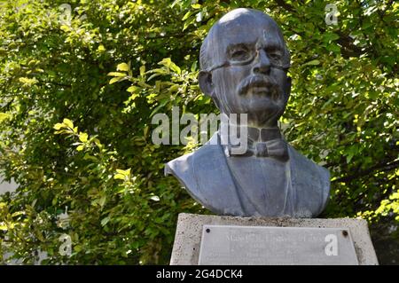 Le buste en bronze du Max Karl Ernst Ludwig Planck au parc de verdure de METU. Planck est le physicien théorique allemand le plus connu pour découvrir l'énergie quanta Banque D'Images