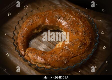 Tarte en forme de croissant avec fromage et graines de sésame dans un plateau en verre cuisine traditionnelle moldave et roumaine Banque D'Images