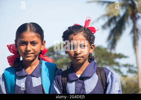 portrait d'une école rurale de filles debout à l'extérieur Banque D'Images