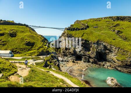 La magnifique côte anglaise avec des pâturages verdoyants scintille le long du nouveau pont reliant le château de Tintagel Cornwall Angleterre Royaume-Uni Banque D'Images