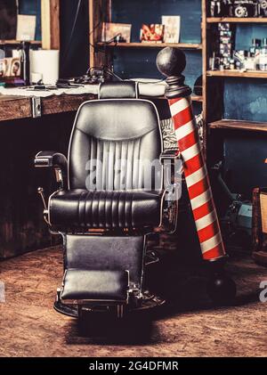 Logo de la barbershop, symbole. Élégant fauteuil de coiffure vintage. Coiffeur à l'intérieur de la barbershop. Chaise de salon de coiffure. Fauteuil de barbershop, salon Banque D'Images