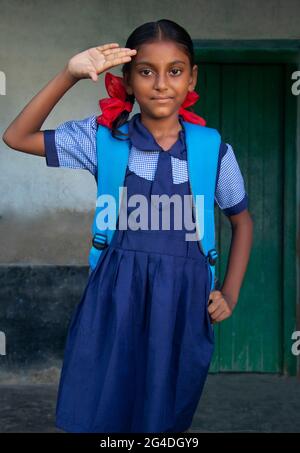 École rurale indienne salutation de fille à l'école Banque D'Images