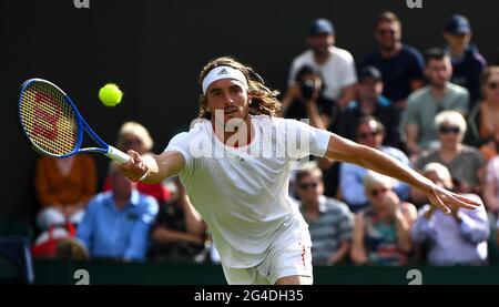 Photo du dossier datée du 01-07-2019 de Stefanos Tsitsipas en action pendant le premier jour des Championnats de Wimbledon au All England Lawn tennis and Croquet Club, Londres. Date de publication : lundi 21 juin 2021. Banque D'Images