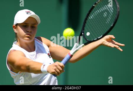 Photo du dossier datée du 04-07-2019, Ashleigh Barty en action le quatrième jour des Championnats de Wimbledon au All England Lawn tennis and Croquet Club, Londres. Date de publication : lundi 21 juin 2021. Banque D'Images