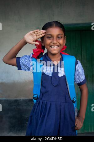 École rurale indienne salutation de fille à l'école Banque D'Images