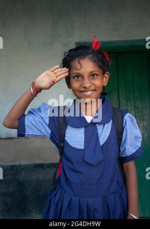 École rurale indienne salutation de fille à l'école Banque D'Images