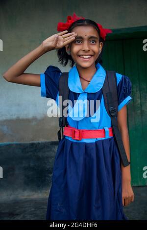 École rurale indienne salutation de fille à l'école Banque D'Images